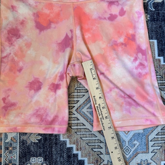 GapFit Women’s Pink Tie-Dye High Rise Biker Shorts Size Medium - Picture 7 of 8